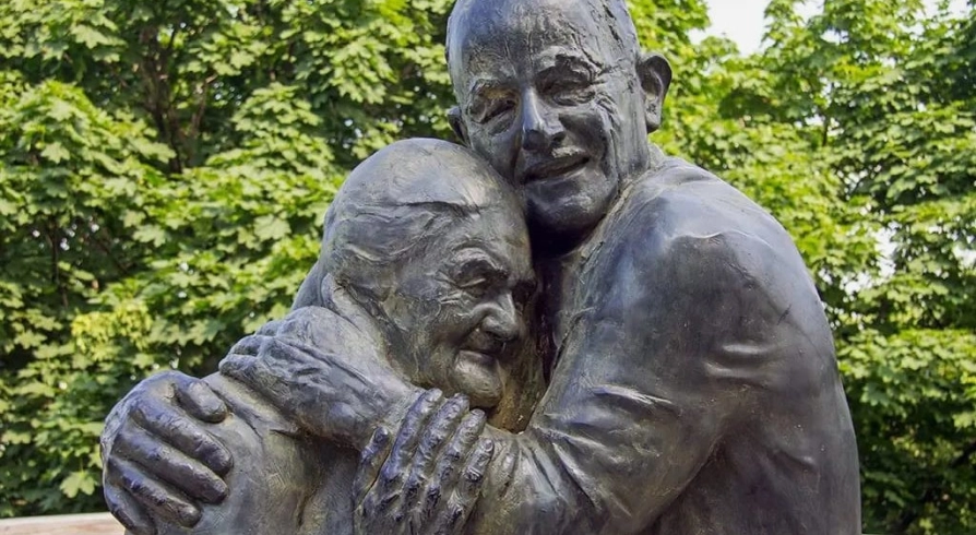 Luigi and Mokryna in Kyiv - statue of Luigi and Mokryna as a symbol of eternal love