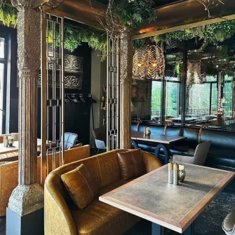Restaurant Chary - private booth with an ornate column and gold velvet sofa