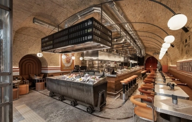 Fish Fetish – industrial-style seafood bar with arched brick ceiling and fresh fish display