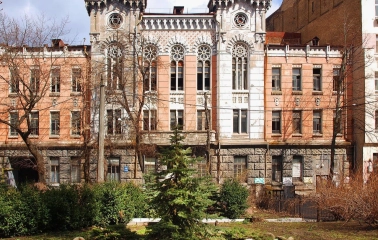 Vulytsia Reitarska in Kyiv - pink Neo-Gothic building facade with pointed arched windows