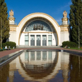 Pavilion with an arched facade on the territory of VDNKh in Kyiv