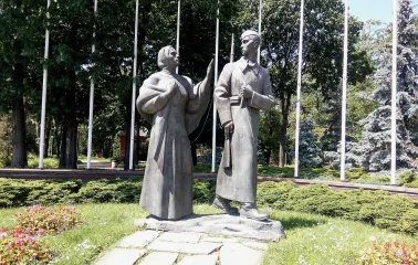 Peremoha Park in Kyiv - bronze sculpture depicting a woman saying goodbye to a soldier going to war