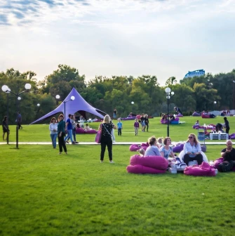 Панорамний вид на Sky Family Park з басейном та зонами відпочинку