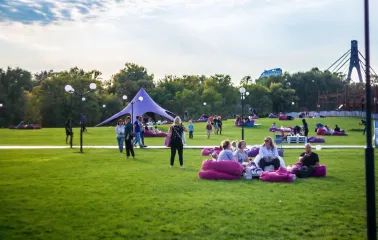 Панорамний вид на Sky Family Park з басейном та зонами відпочинку