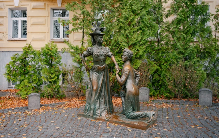 St. Andrew's Church in Kyiv - bronze statue of Pronia and Holokhvastov in autumn