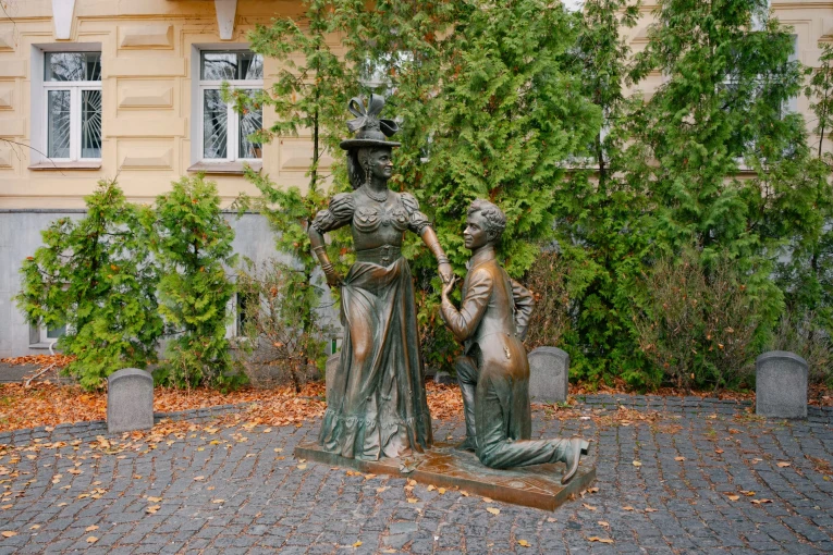 St. Andrew's Church in Kyiv - bronze statue of Pronia and Holokhvastov in autumn