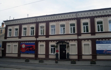 Muzei Suchasnoho Mystetstva in Kyiv - historic building facade combining maroon and beige brickwork with the museum signage near the entrance