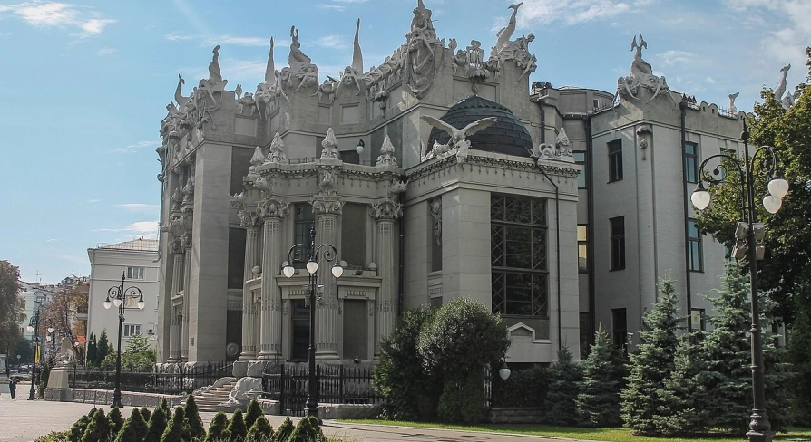 Budynok Horodetskoho in Kyiv - house decorated with sculptures of animals and mythical creatures