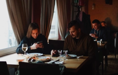 Restaurant Mama Focaccia & Papa Chacha - guests enjoying a meal at a window table