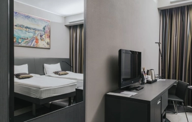 Room at the Mercure Kyiv Congress Hotel with a desk, TV and mirror