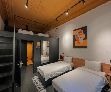 Two-storey room with two single beds and a mezzanine bed at Globe Runner Hostel in Kyiv