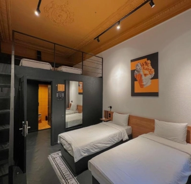 Two-storey room with two single beds and a mezzanine bed at Globe Runner Hostel in Kyiv