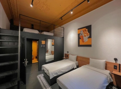 Two-storey room with two single beds and a mezzanine bed at Globe Runner Hostel in Kyiv