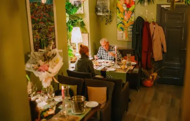 Très FRANÇAIS - intimate dining area featuring ornate decor and comfortable banquette seating