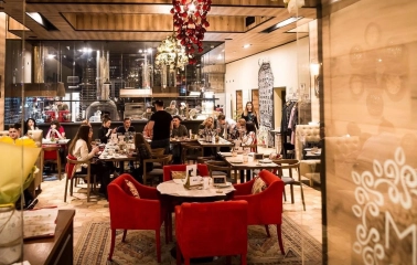 Restaurant Mama Manana - dining hall with guests and red armchairs