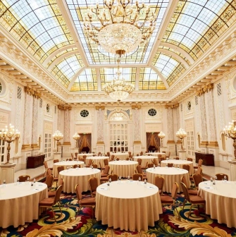 Banquet hall with a luxurious ceiling at the Fairmont Grand Hotel in Kyiv