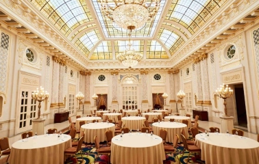 Banquet hall with a luxurious ceiling at the Fairmont Grand Hotel in Kyiv