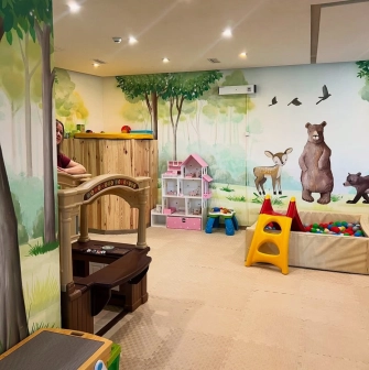 Restaurant Kukhnya Polli - playroom with slide and babysitter