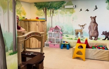 Restaurant Kukhnya Polli - playroom with slide and babysitter