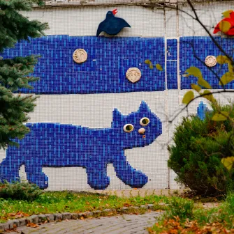 Landscape Alley in Kyiv - small mosaic cat