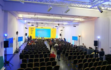TSM m17 - modern conference setup with a stage, screen, and audience seating