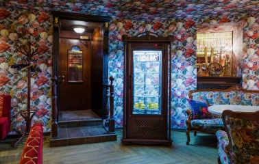 Restaurant Za Dvoma Zaicyamy - room with floral wallpaper a wooden entrance and a vintage refrigerator