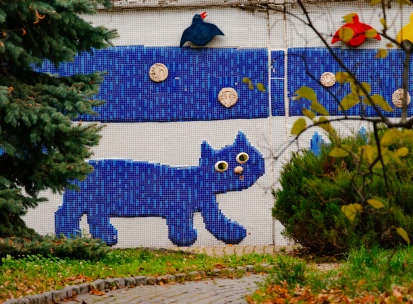 Landscape Alley in Kyiv - small mosaic cat