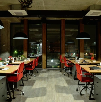 UNIT.City - collaborative workspace with desks and chairs