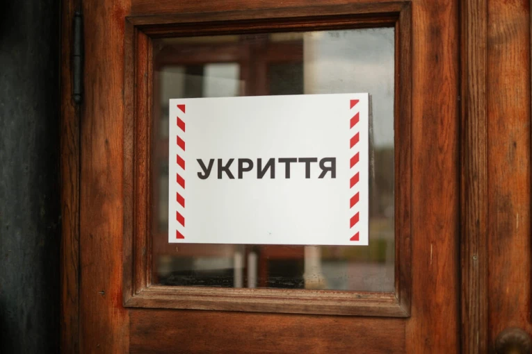 Shelter sign in Kyiv marking a designated shelter.
