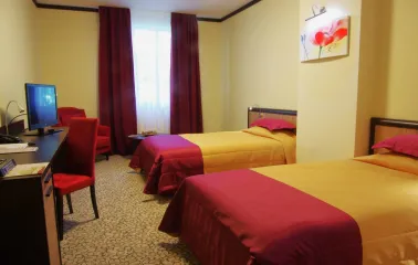 Park Hotel Holosievo - spacious hotel room with comfortable bed