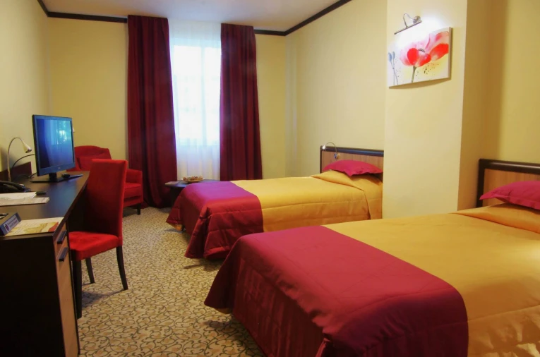 Park Hotel Holosievo - spacious hotel room with comfortable bed