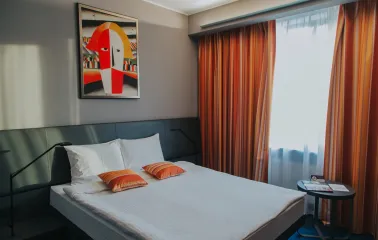 Standard room at the Mercure Kyiv Congress Hotel with a king-size bed