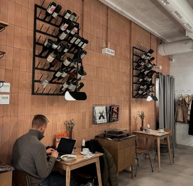 Spelta - rustic interior featuring wooden tables chairs and a decorative bread display