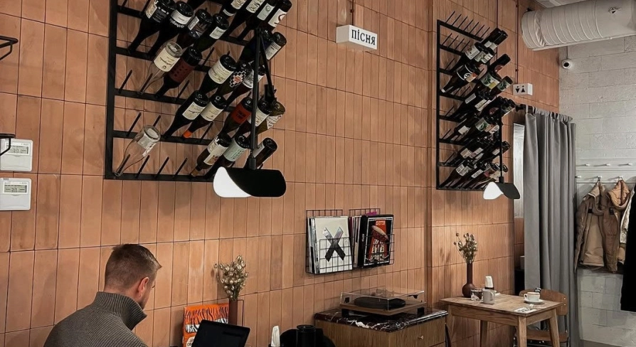 Spelta - rustic interior featuring wooden tables chairs and a decorative bread display