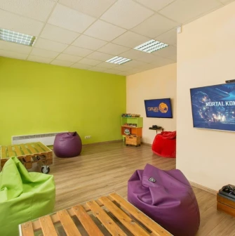 HUB 4.0 - bright lounge with console and ottomans