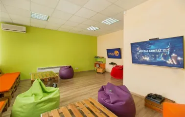 HUB 4.0 - bright lounge with console and ottomans