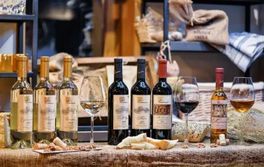 Khutorets na Dnipri – rustic wine collection with white, red and dessert wines, served with bread, nuts and cheese