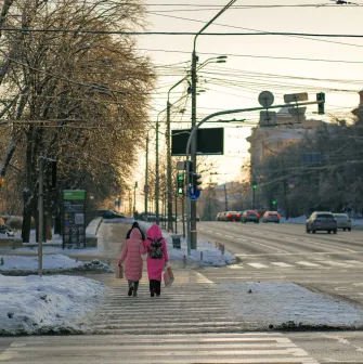 Pedestrians crossing Volodymyrska Street in winter in Kyiv