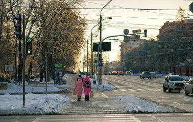 Pedestrians crossing Volodymyrska Street in winter in Kyiv
