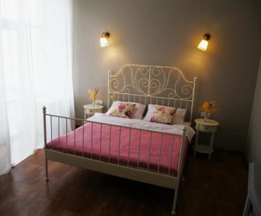 Double room with a decorative wrought iron bed at Kashtan Guest House in Kyiv