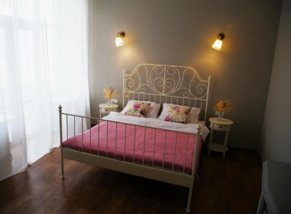 Double room with a decorative wrought iron bed at Kashtan Guest House in Kyiv