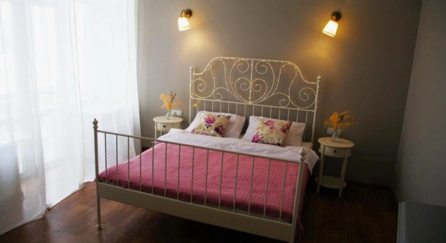Double room with a decorative wrought iron bed at Kashtan Guest House in Kyiv