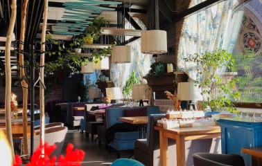 Restaurant Momenty - bright interior with modern lamps and large arched windows