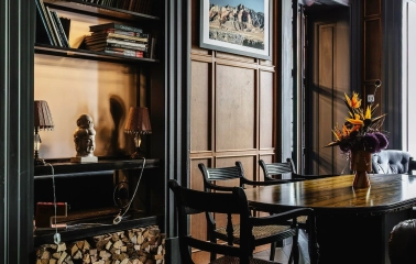 Restaurant Ulyublenyi Diadia - study room with wooden paneling, a desk, and built-in bookshelf
