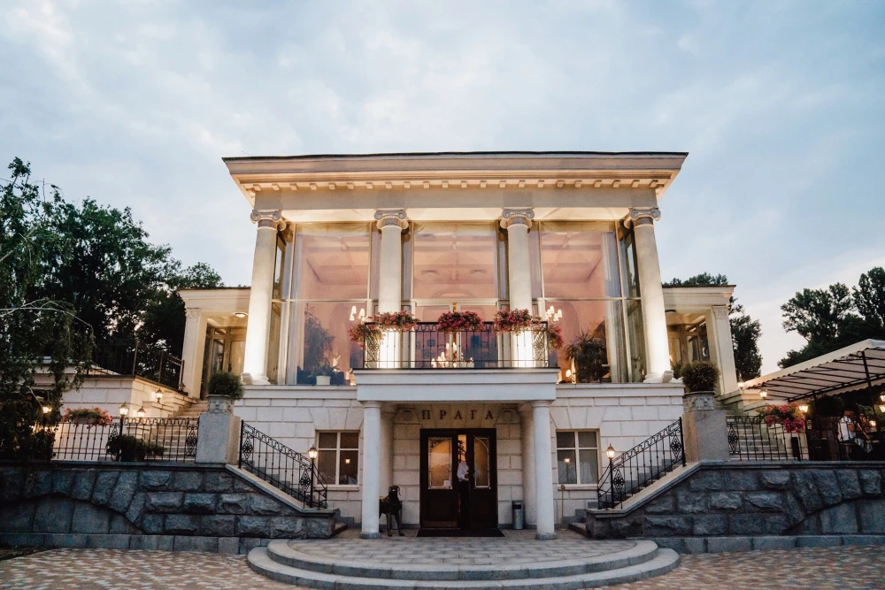 Praha restaurant in Kyiv - large two-story venue with a terrace and panoramic windows