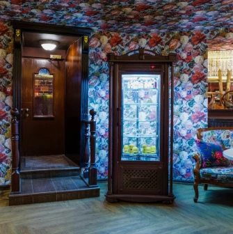 Restaurant Za Dvoma Zaicyamy - room with floral wallpaper a wooden entrance and a vintage refrigerator