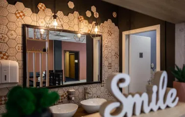 Kyiv Hostel - corridor with washbasins and passage to the toilet