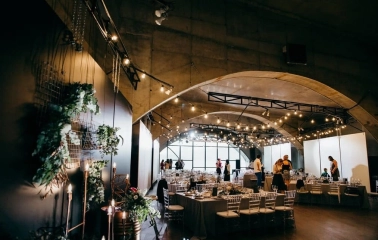 Banquet hall with arches and garlands in the ARTPRYCHAL art space in Kyiv