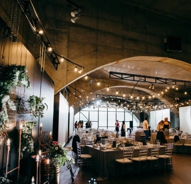 Banquet hall with arches and garlands in the ARTPRYCHAL art space in Kyiv