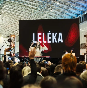 Live music concert by LELÉKA with an audience in Lavina Mall